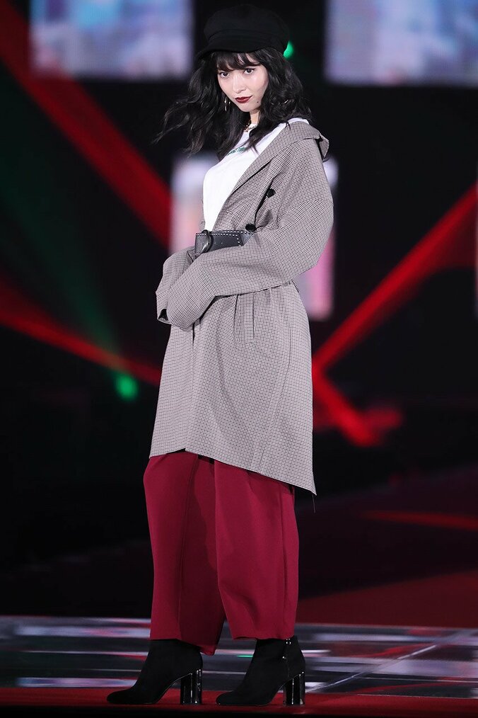 広瀬アリス＆すず姉妹の”イチャイチャ”に大歓声！ 初の幕張開催に3万1000人集結 -ガールズアワード2017A/W【画像集】 10枚目