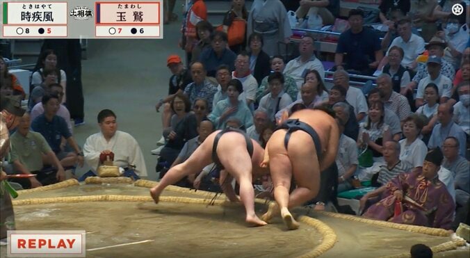 土俵際までもつれた時疾風と玉鷲の取組