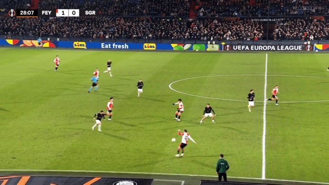 上田の胸パスはハジ・ムサに繋がる