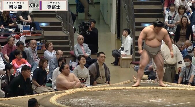 大相撲夏場所に“人気講談師”の熱心な姿 「見たことのない顔で」「すごく映ってますね」幕内取組前から観戦する様子に反響 2枚目