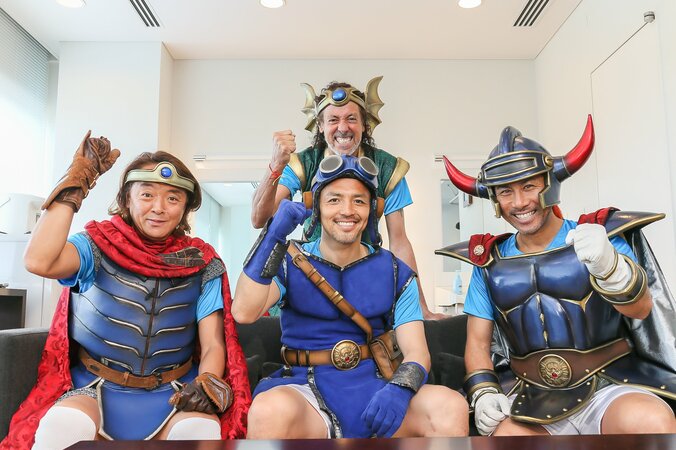 「星のドラゴンクエスト」新CMで往年のサッカー選手たちが勇者に　スタジアムで大熱唱 3枚目