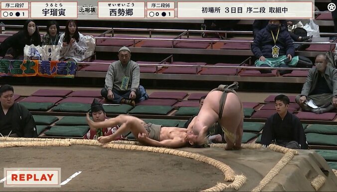 力士がまさかの空中落下 “衝撃”ハプニングの瞬間