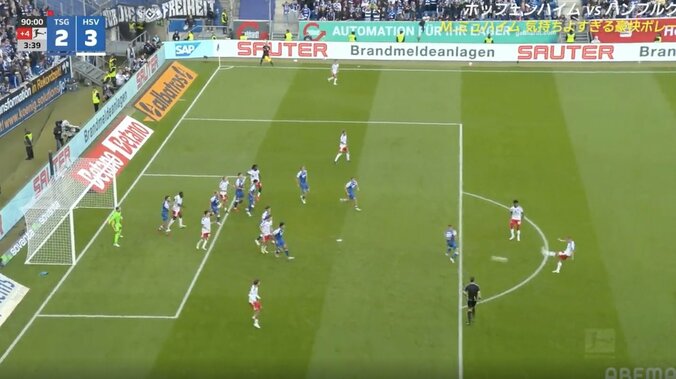 スタジアム騒然！スイス代表DF、相手GKが動けない…“弾丸ダイレクトボレー”炸裂　選手の間を一瞬でブチ抜く→低弾道でゴール左下隅に突き刺す 3枚目