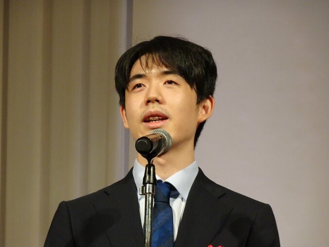 引き締まった表情で意気込みを語る藤井聡太竜王
