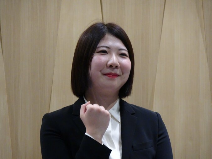 晴れやかな表情でガッツポーズを見せる西山女流四冠