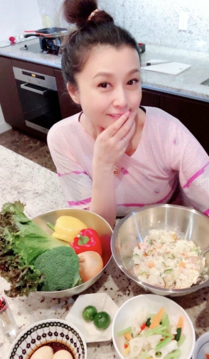 藤原紀香、豪華な重箱弁当を作る自撮りショットを公開「広島行って金粉買ってきた」 1枚目