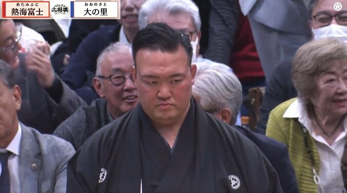 厳しい表情の二所ノ関親方