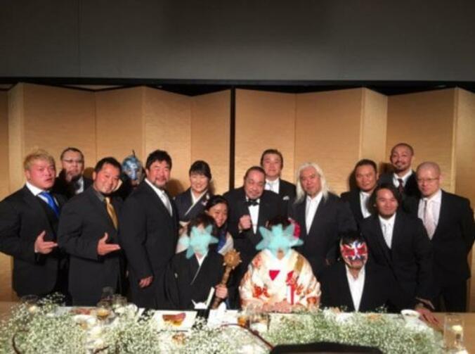 佐々木健介　天龍源一郎の娘の結婚式に夫婦で出席、プロレスラー仲間と集合写真公開「こっちまで嬉しくなりました」 1枚目