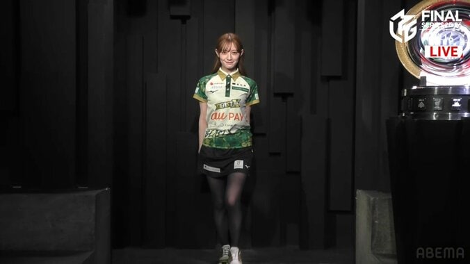 中田花奈、凛々しい笑顔と美スタイル