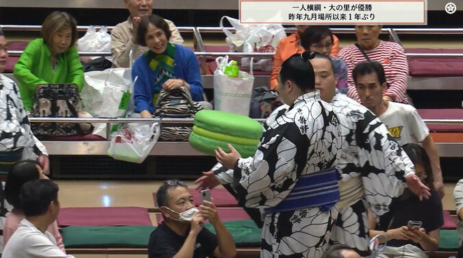 横綱・大の里の“規格外”な副賞で付け人に異変 カメラが捉えた“ざわつき”の瞬間「なんでみんな嬉しそうなんだw」ファンほっこり 4枚目