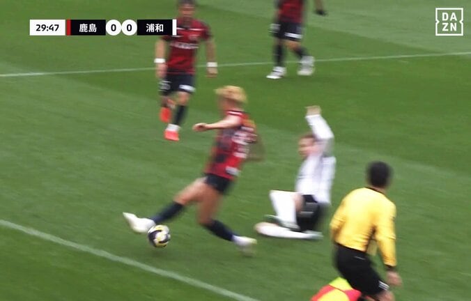 【写真・画像】ふざけるな！浦和サヴィオが激昂…柴崎岳へのタックル判定で一触即発「危ないよ」「主審を欺いた」「赤が出るから止めて」「何もしてなくない？」SNSは騒然　1枚目