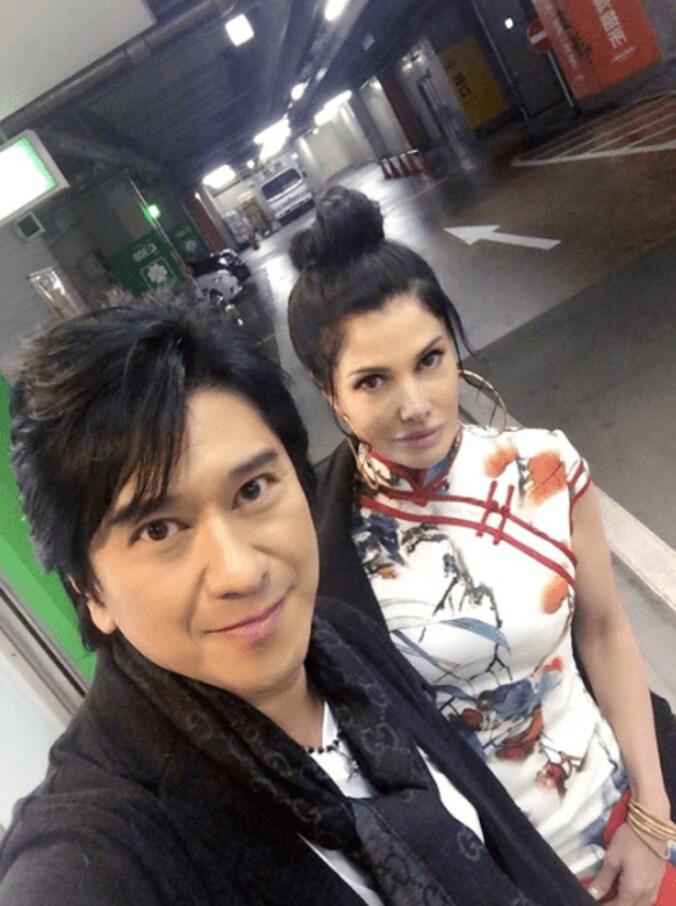 川崎麻世、チャイナドレス姿のカイヤと久々2ショット 1枚目