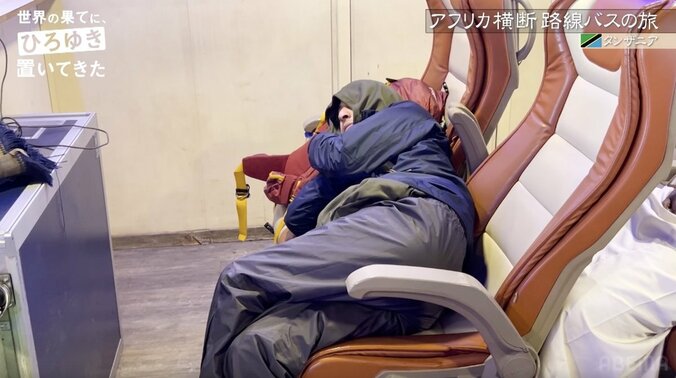 吹きさらしのデッキ床で雑魚寝…アフリカのリアルな船旅に衝撃 3枚目