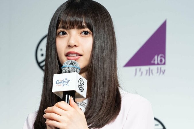 齋藤飛鳥、手で顔を隠し照れながら「サッポロ一番カップスタ〜」と歌う 1枚目