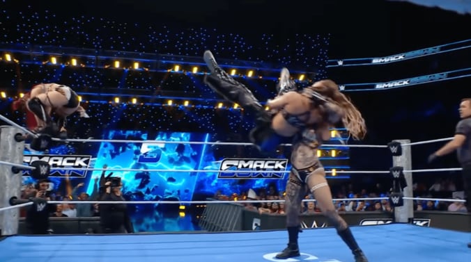 リアの“リップタイド”が炸裂する間に、イヨはトップロープへ