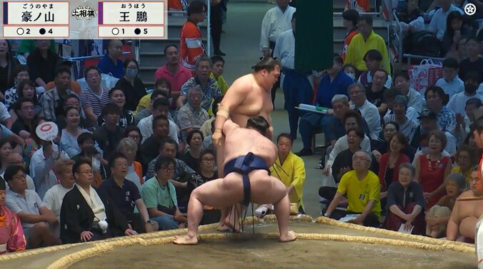 「すごい席ですね」大相撲、著名人が“特等席”で…「今日は一段と若々しく美しい」素敵な“孝行”にファン感嘆 5枚目