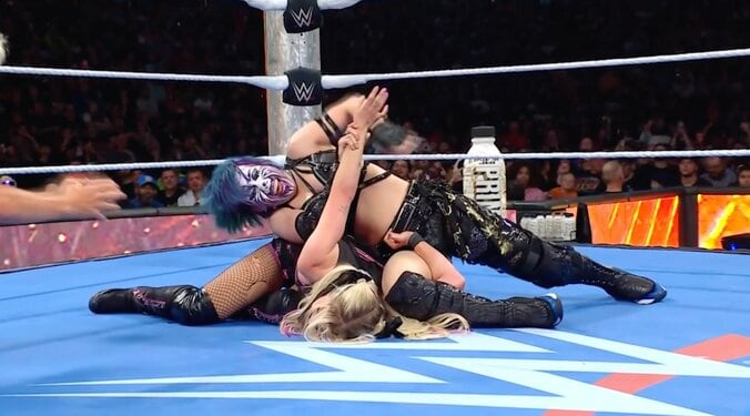 そのまま固め技に移行するアスカ