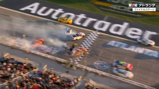 「空飛んでった」9台多重クラッシュでパーツ舞う “壊れたままで”大逆転「相当ラッキー」劇的Vを生んだ衝撃の瞬間 5枚目