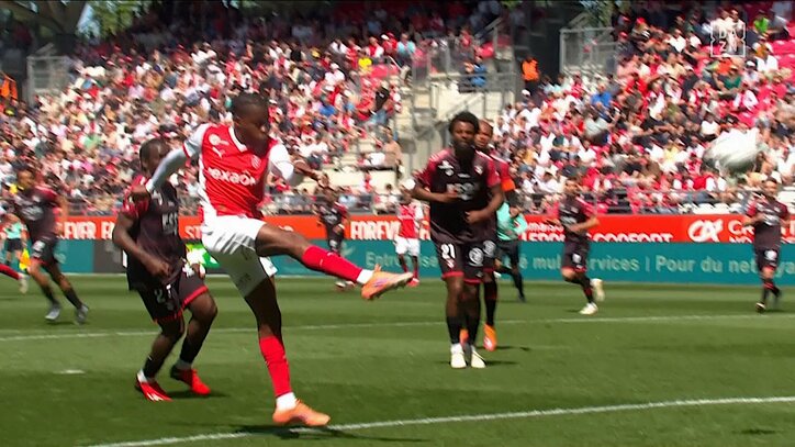 【写真・画像】「今のは出ると思った」「ボールにはいってたけど…」中村敬斗、2試合連続イエローの痛恨の瞬間にSNS悲鳴　1枚目