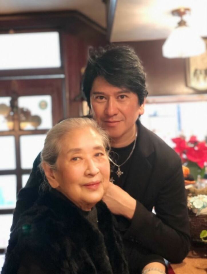 川崎麻世、実家で母親と2ショット「元気で何より」「素敵」の声