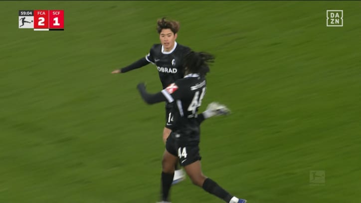 仲間とハイタッチする鈴木唯人