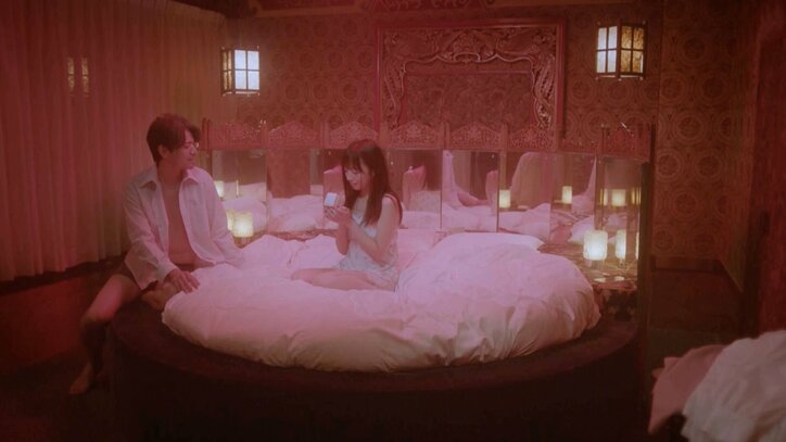 ラブホで不倫相手からピアスのプレゼント…自己肯定感低め女子のまさかの行動に衝撃『泥濘の食卓』