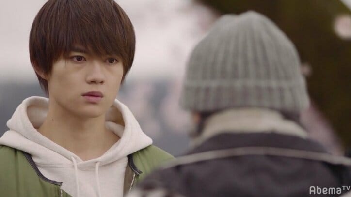 航太（佐野勇斗）が芽衣（飯豊まりえ）をバックハグ！感動の胸キュン展開から一転、明らかになった残酷な運命「僕だけが17歳の世界で」第6話