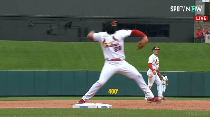 「あのマスクマンは誰だ！」と現地もびっくり？ゴロを素手で捌く神プレーをした選手の正体