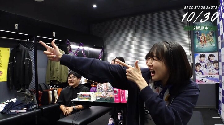 「鳥を…撃破っ！」岡田紗佳、仲間の活躍にキメキメの“ハンターポーズ”両手で照準ピタリ／麻雀・Mリーグ