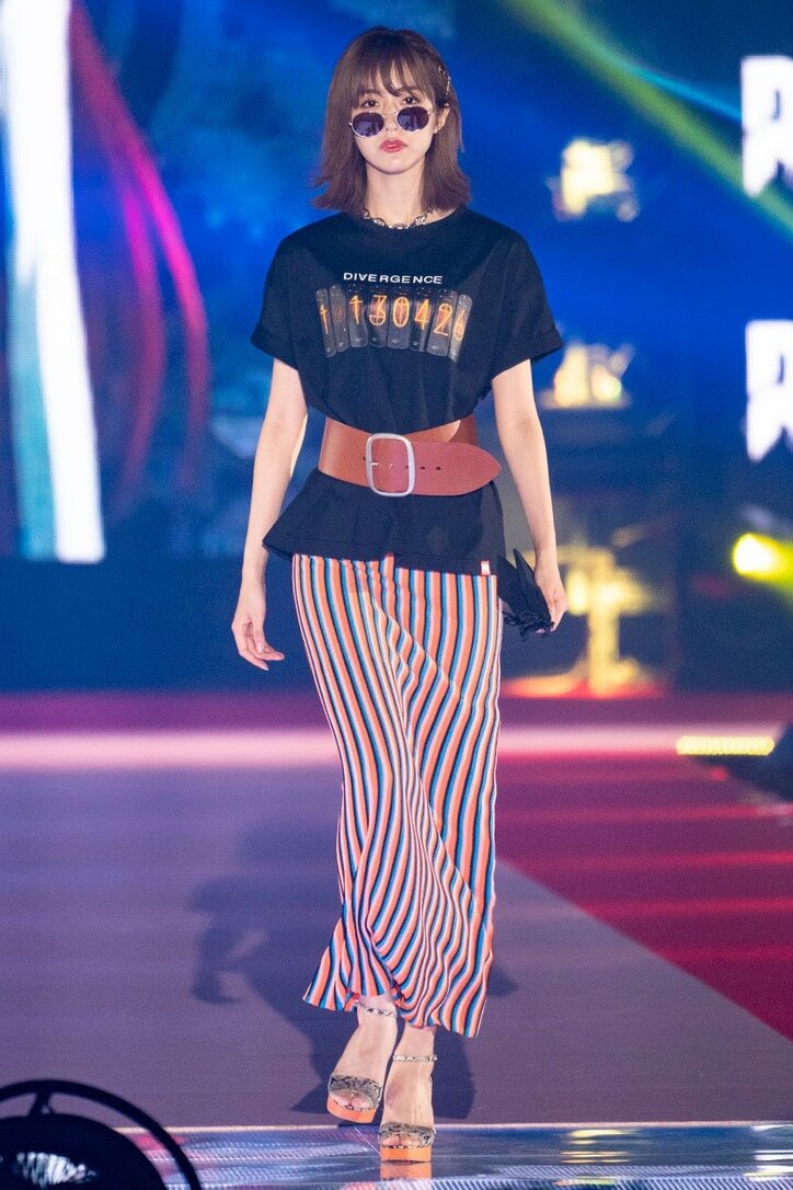 渡邉理佐の”透け感ワンピース”に視線集中、欅坂46が「ガルアワ」5回目の出演