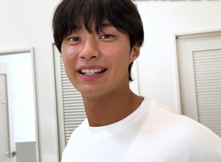 8人兄弟の三男・20人に告白されたイケメン高校生の豪華な自宅を紹介！広いリビングに「お店みたい！」