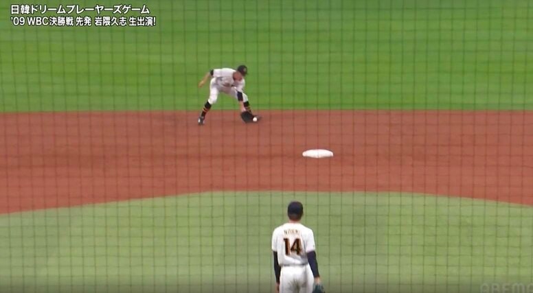 ウソでしょ！？ 鳥谷敬が「鉄人すぎる」 強烈ゴロに“華麗な動き”「ガチやんw」「現役感ヤバい」好フィールディング炸裂