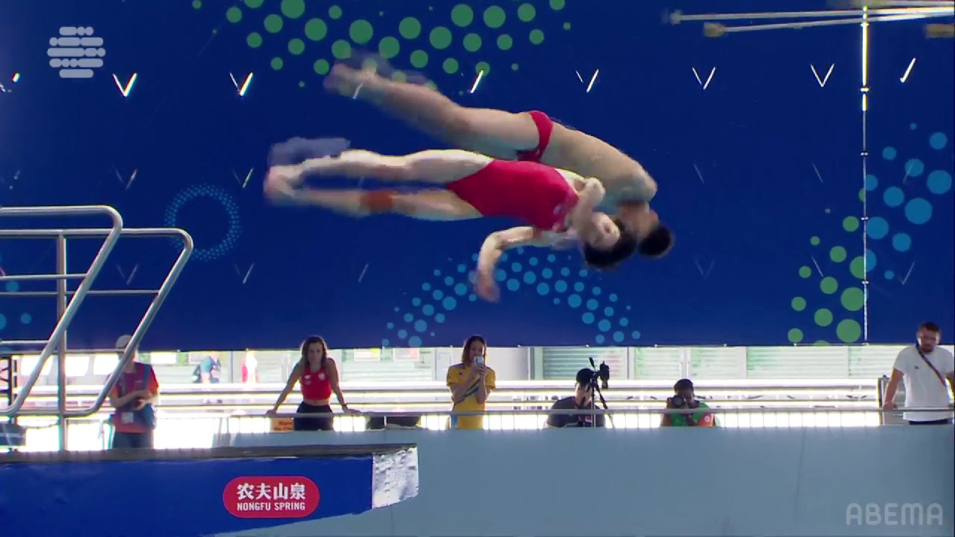 【映像】まったく飛沫が出ない衝撃入水の瞬間