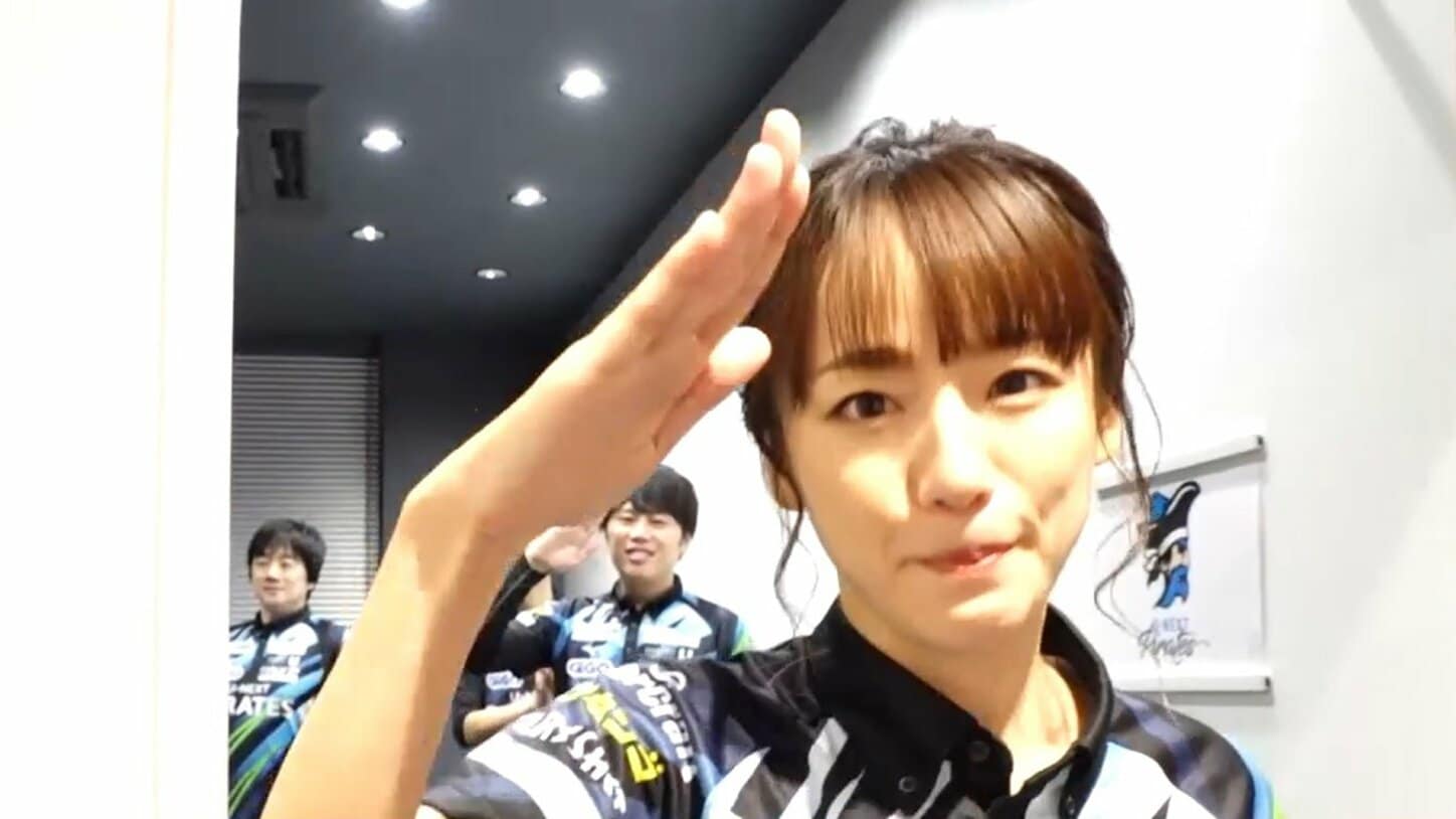 新たな出航ポーズはビシッ!瑞原明奈、試合直前の敬礼がかわいい&かっこいい「かわええアッキーナ!」/麻雀・Mリーグ | 麻雀 | ABEMA ...