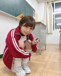 「可愛い めちゃめちゃ癒されました」紗倉まなの体操服着てちょこんと座った姿にファン歓喜