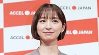 大胆に背中を見せた篠田麻里子（全身ショット）