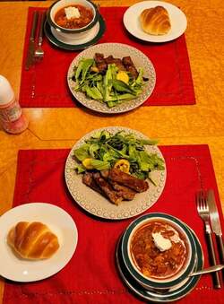 モト冬樹、妻・武東由美が作った“洋食レストラン”な夕食を公開 「豪華」「美味しそう」の声