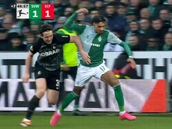 まるでエムバペだ！“速くて強い”超絶ドリブルで敵をぶっちぎった瞬間！ファウル覚悟でも止まらない逸材FWにサポーター大盛り上がり「えぐい」