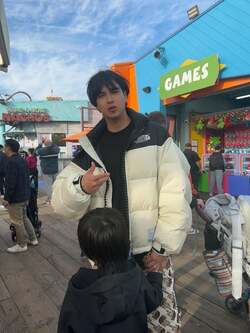  アレク、アメリカでカツアゲされそうになり怒り「2m越えのラッパーにビラ渡されて」 