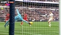 「バケモンや」「それ止めるか」トッテナム守護神の“神業セーブ”に絶賛の嵐！驚異的シュートストップに地元メディアもチーム最高評価「素晴らしい反応」