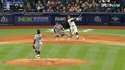「どうしたんだ！」舞い上がったジャッジの打球…あり得ない先制シーンに実況が“絶叫” SNSは野手に注目「腰に何つけてるの？」