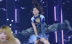 強烈すぎるパフォーマンスに会場悲鳴！メンバーの背中を華麗に馬跳び！「もともとダンサーじゃなかったのに…」爆発的ステージに会場がどよめく