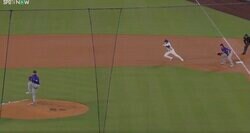 油断した…？ 大谷翔平、“イライラ走塁”でまさかの展開「余裕やんw」相手投手の隙をついて“爆速盗塁”「そりゃ走られる」