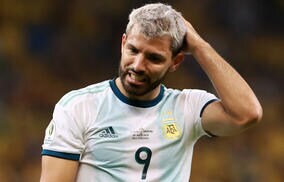 カタール行きの機内で表情曇るアグエロに「良いフライトを」、ご機嫌なブラジルサポーターとまさかの相乗り…