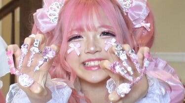 平成女児 ギャル 姫ギャル リボンチャーム付きピンク リュック ピンク髪の姫ギャル小学生に元カリスマギャルモデルも衝撃「小学生なの