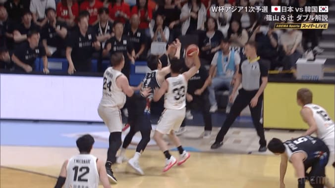 「触ってないって！」バスケ日韓戦、“疑惑の判定”に解説陣が不満…残り10秒のビデオ検証に「ほんまか？」「ボールの動きが変わってないよ」 5枚目