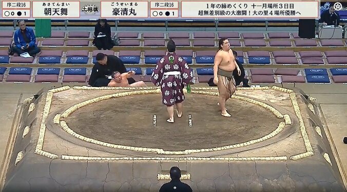 土俵を転がり落ちた朝天舞