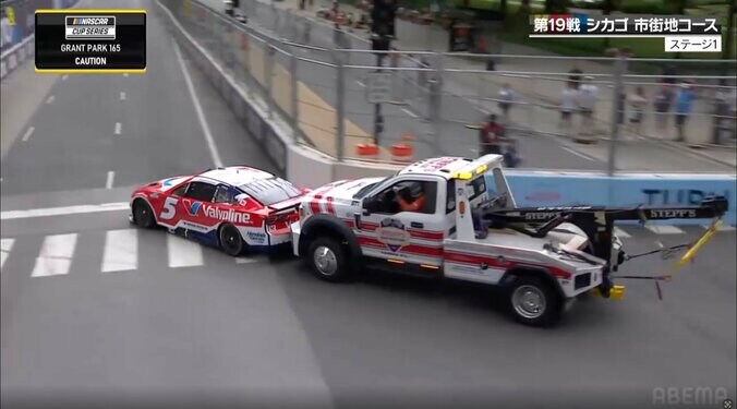 コーナーでも器用に押していくレッカー車