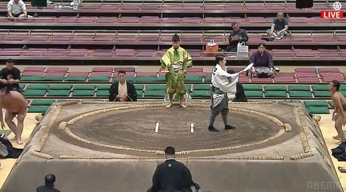 【写真・画像】大相撲中継で“ほっこり珍事”が発生　呼び出しの声がキレイに裏返るハプニングに親方ニッコリ「芸術的な裏返り」「元ちとせみたいな裏声だ」　1枚目