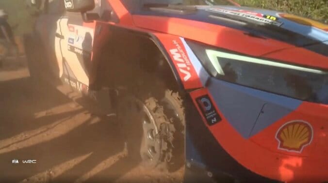 世界ラリーで「空飛ぶタイヤ」 史上初の“赤土極悪路”が牙を向く驚きの光景に「農道パナい」ファン衝撃 3枚目